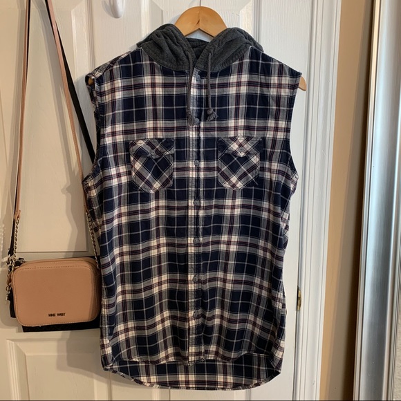 Sleeveless button up - Picture 4 of 4